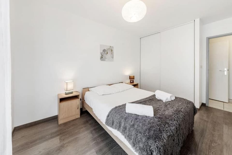 Bed, Photo of the whole room, Bedroom, towels, wardrobe