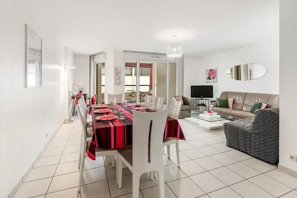 TV and multimedia, Living room, Seating area, Dining area