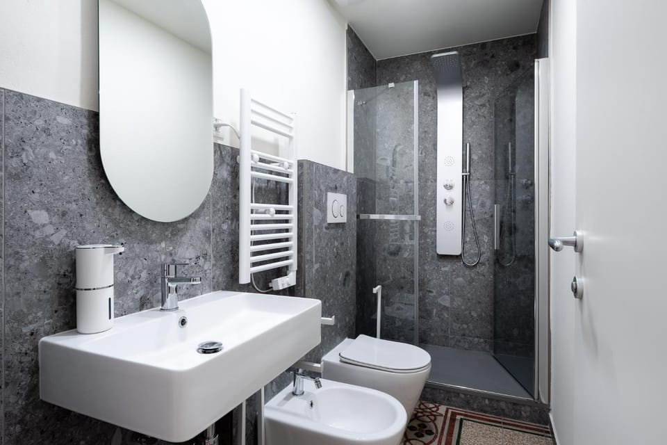 Shower, Toilet, Bathroom, bidet, towels