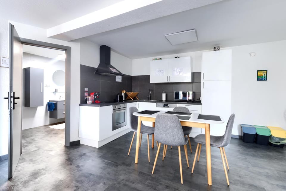 Kitchen or kitchenette, dishwasher, stove