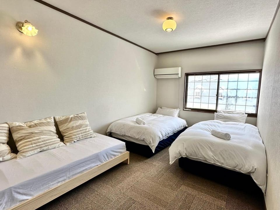 Bed, Photo of the whole room, Bedroom, towels, air conditioner