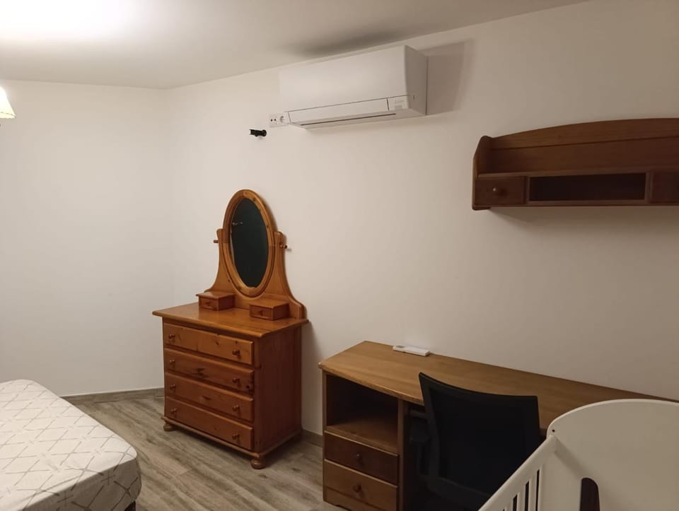 Seating area, Bedroom, air conditioner