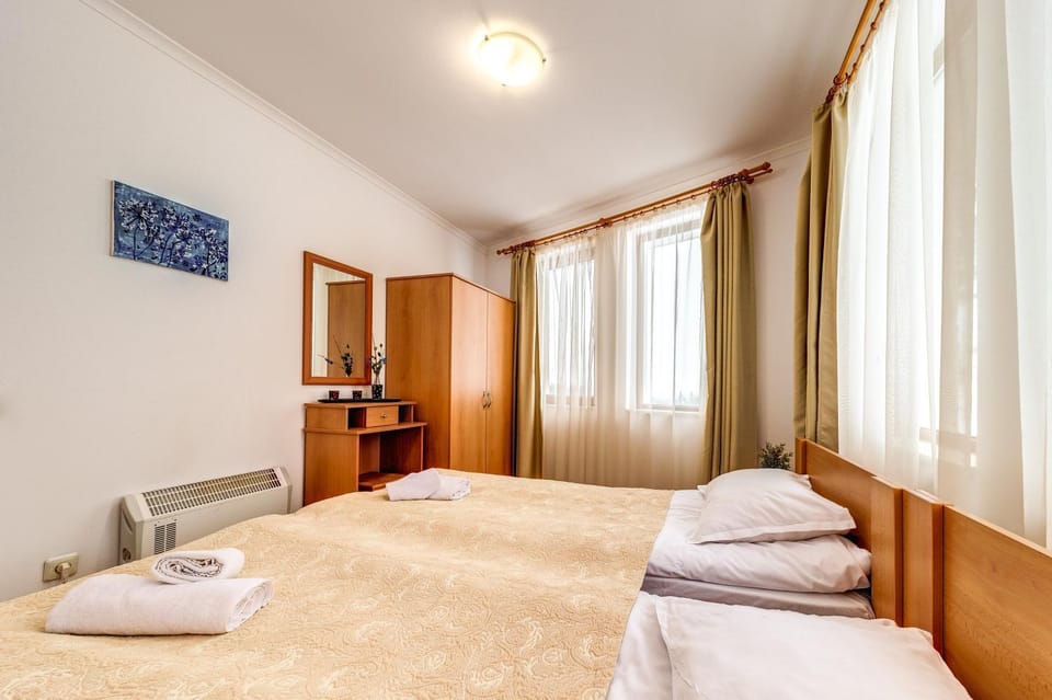 Bed, Bedroom, towels