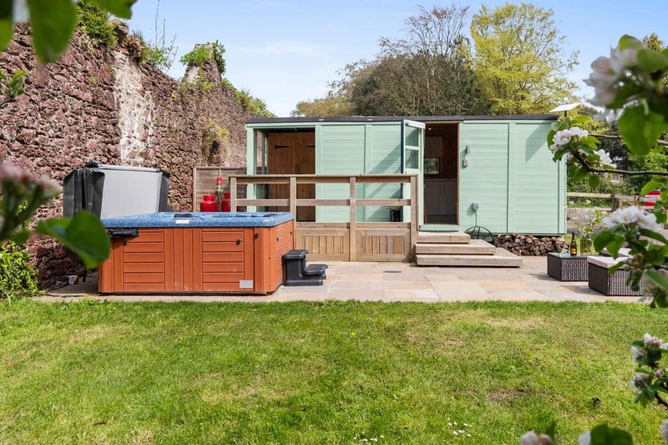Shepherds Hut with Hot Tub House in Wales