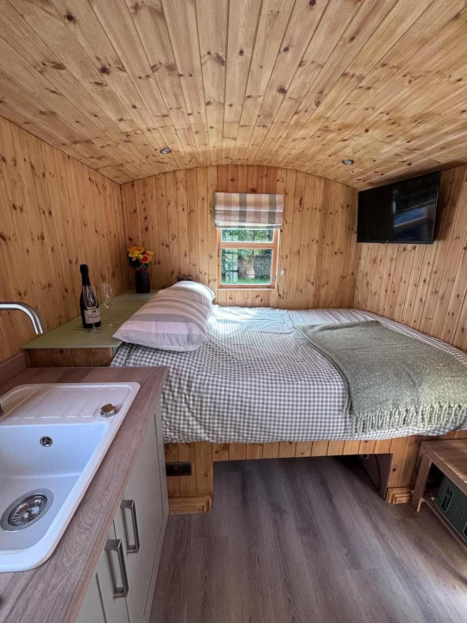 Bed, TV and multimedia, Kitchen or kitchenette, Photo of the whole room, Bedroom