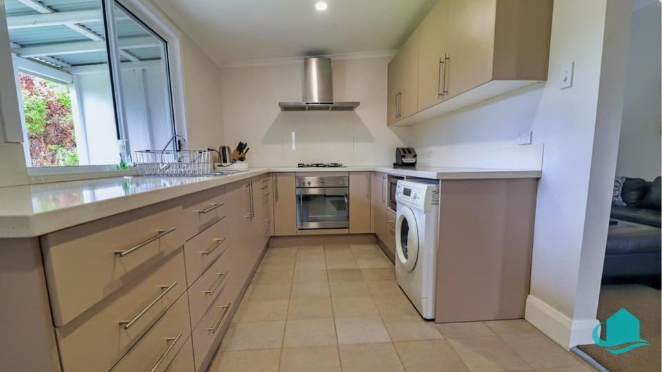 Kitchen or kitchenette, Floor plan, oven, stove