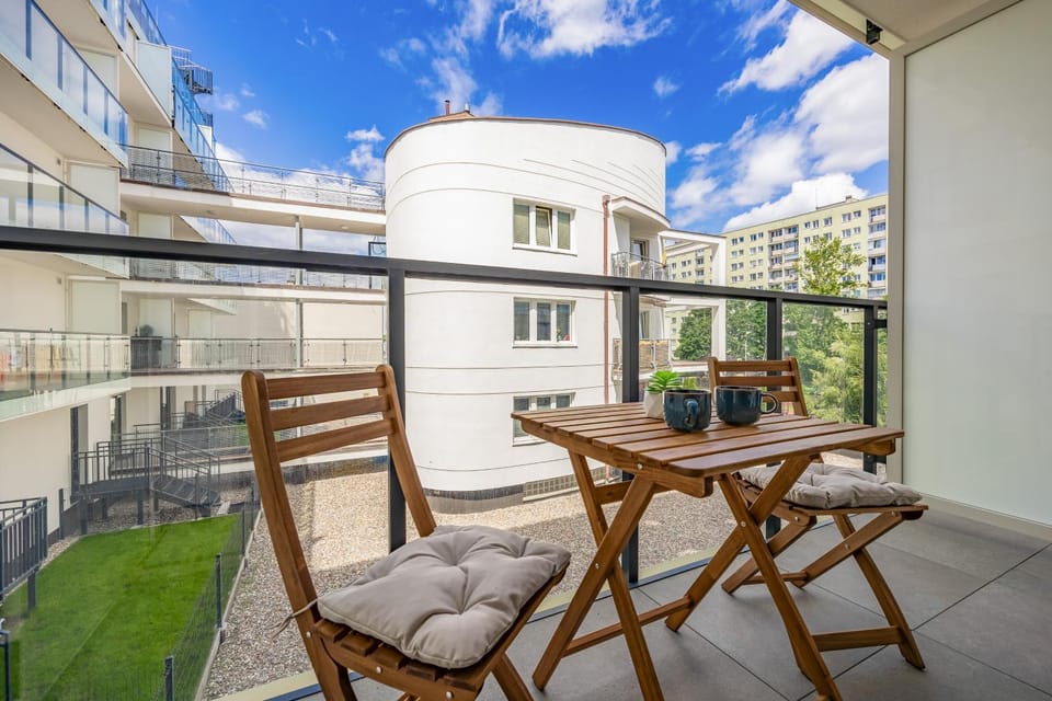 Property building, Day, Balcony/Terrace, Seating area