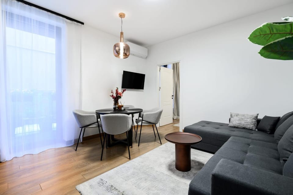TV and multimedia, Living room, Seating area, Dining area, air conditioner