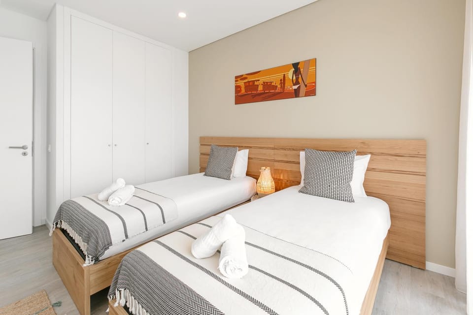 Bed, Decorative detail, Bedroom, towels