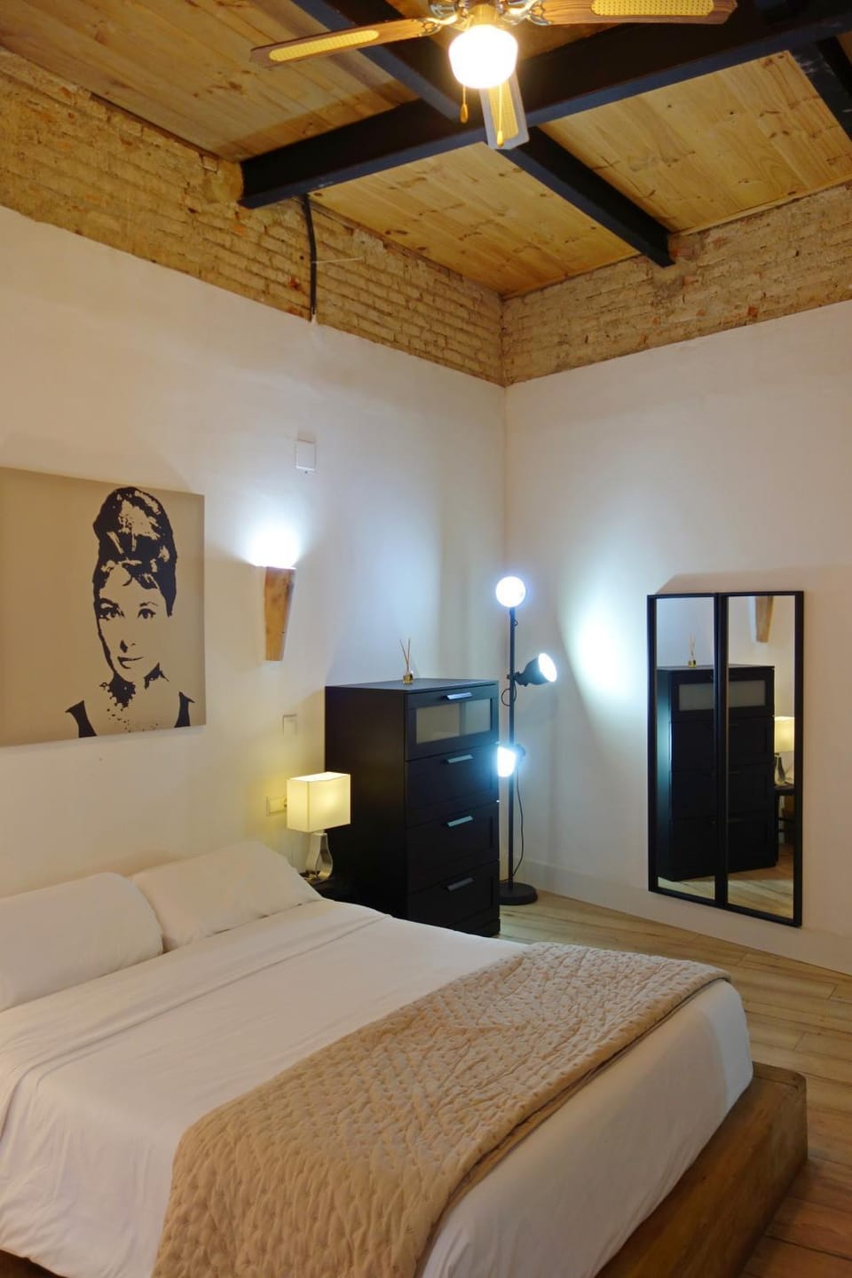 Bed, Photo of the whole room, Bedroom, air conditioner