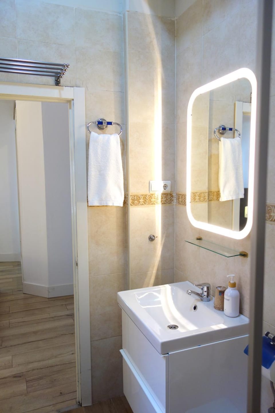 Shower, Toilet, Bathroom, towels