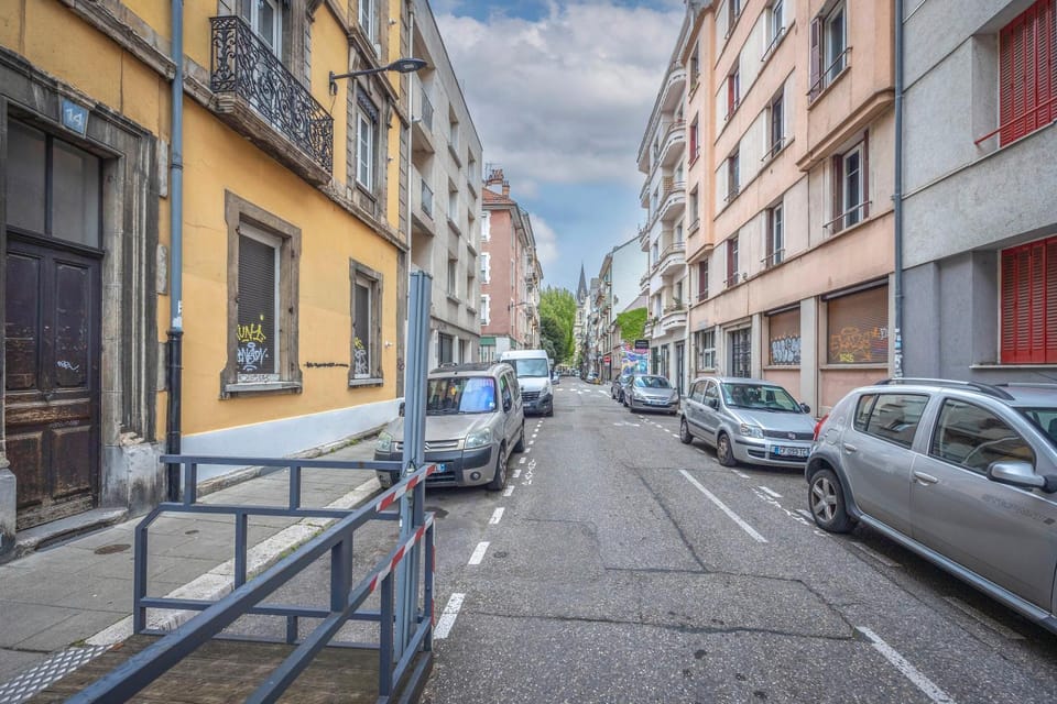 Property building, Day, Neighbourhood, City view, Street view, Location, Parking