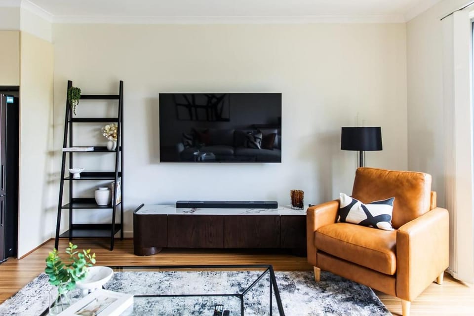TV and multimedia, Living room, Decorative detail, Seating area, Evening entertainment