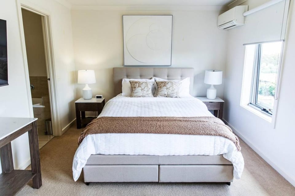 Bed, TV and multimedia, Photo of the whole room, Bedroom, air conditioner