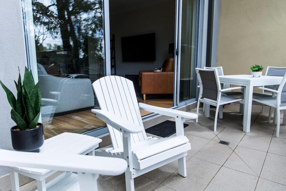 Patio, Day, TV and multimedia, Balcony/Terrace, Seating area