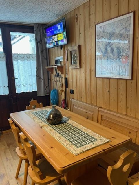 TV and multimedia, Seating area, Dining area