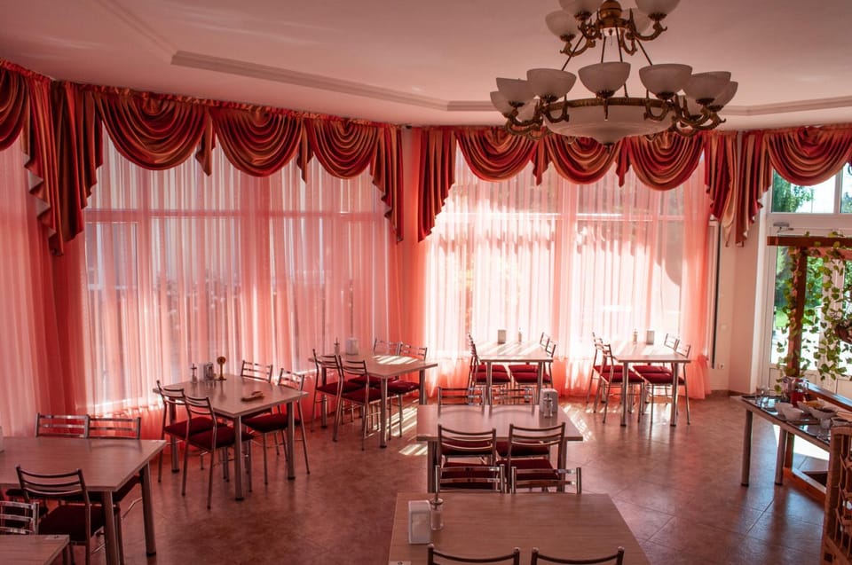 Restaurant/places to eat, Lounge or bar