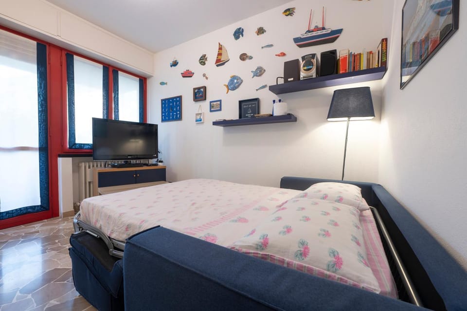 Bed, TV and multimedia, Photo of the whole room