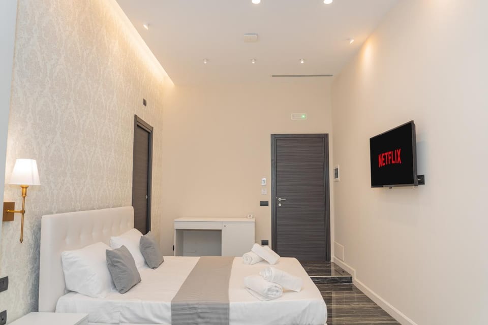 Bed, TV and multimedia, Photo of the whole room, Bedroom, towels