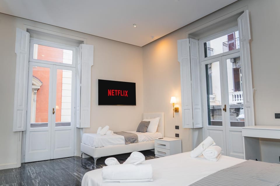 Bed, TV and multimedia, Photo of the whole room, Bedroom
