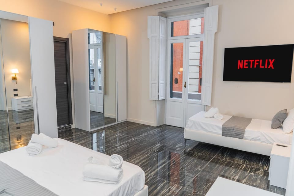 Bed, Bathroom, TV and multimedia, Photo of the whole room, Bedroom, towels