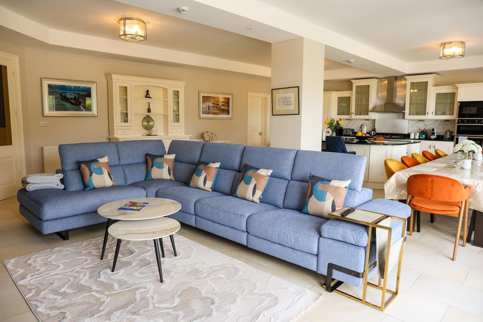 Communal lounge/ TV room, Kitchen or kitchenette, Living room, Seating area, Dining area
