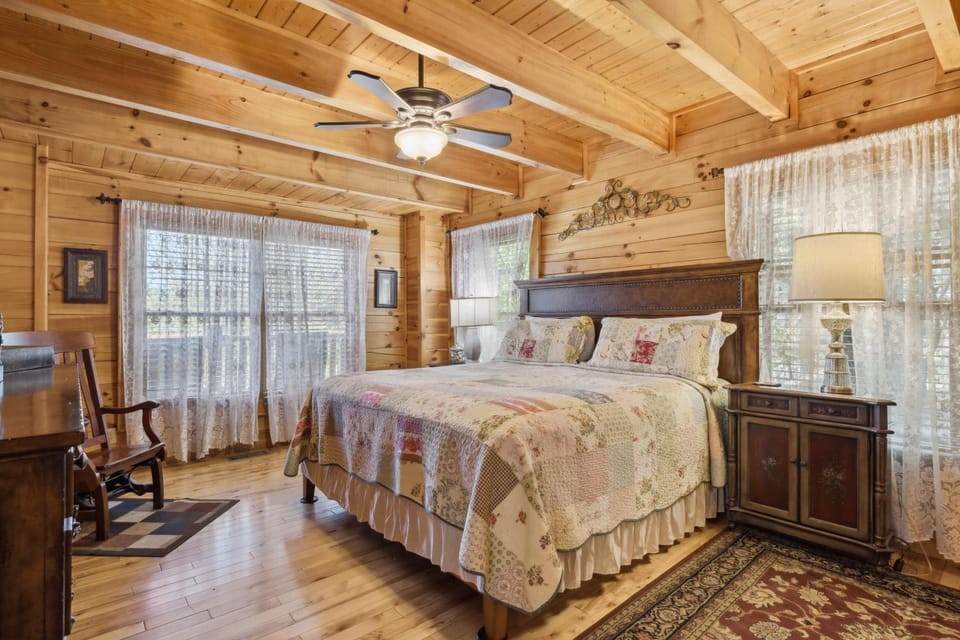 Experience Comfort and Tranquility at Mooseberry Just Minutes from Top Attractions House in Pigeon Forge