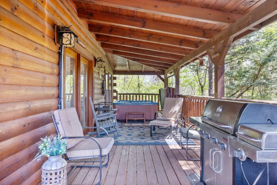 Experience Comfort and Tranquility at Mooseberry Just Minutes from Top Attractions House in Pigeon Forge