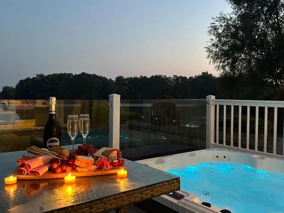 41 Fishing lake House in Tattershall