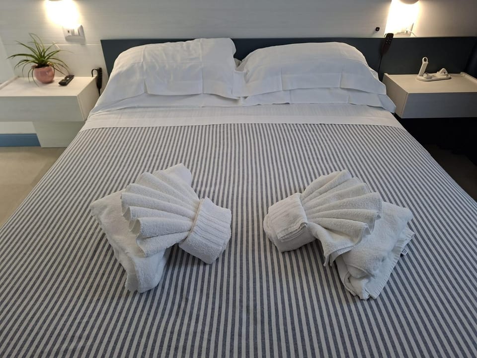 Bed, Bedroom, towels