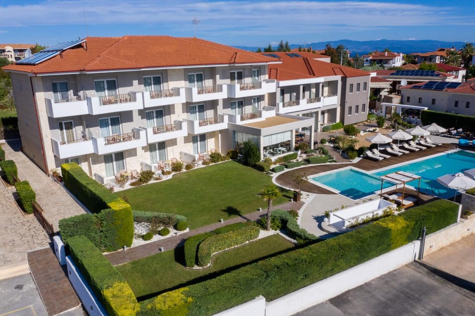 Facade/entrance, Swimming pool