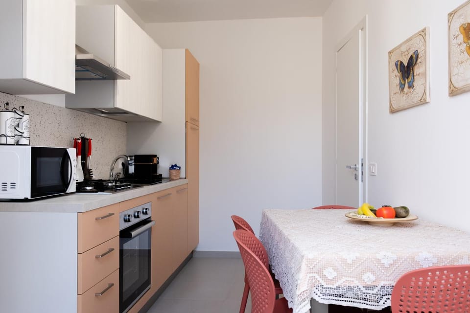 Coffee/tea facilities, Kitchen or kitchenette, Food and drinks, Dining area, minibar, oven, stove