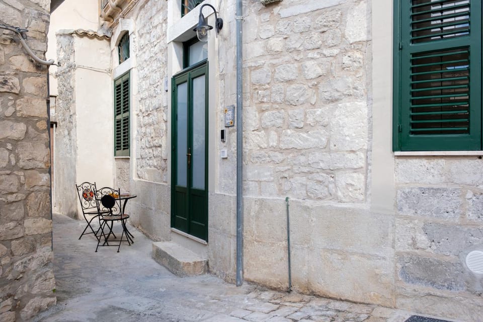 Property building, Patio, Facade/entrance, Day