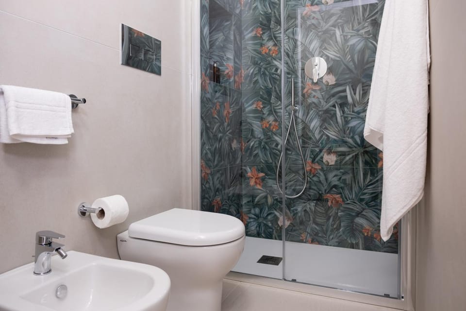 Shower, Toilet, Bathroom, towels