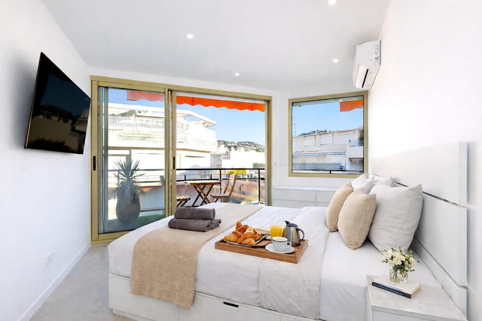 Photo of the whole room, Bedroom