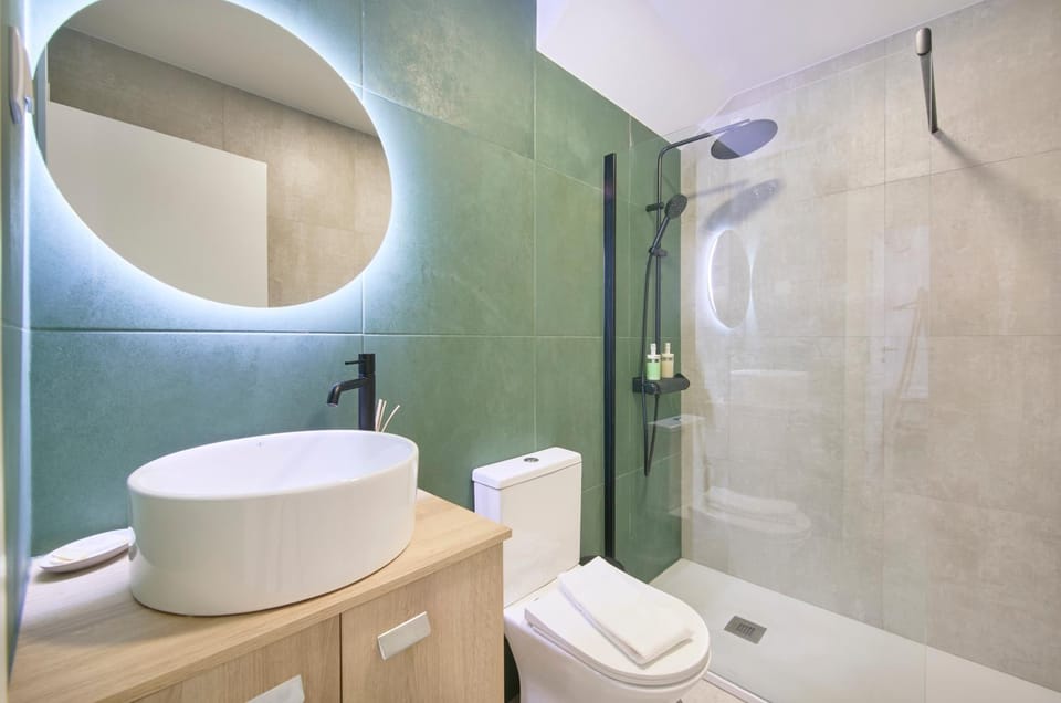 Shower, Toilet, Bathroom, towels