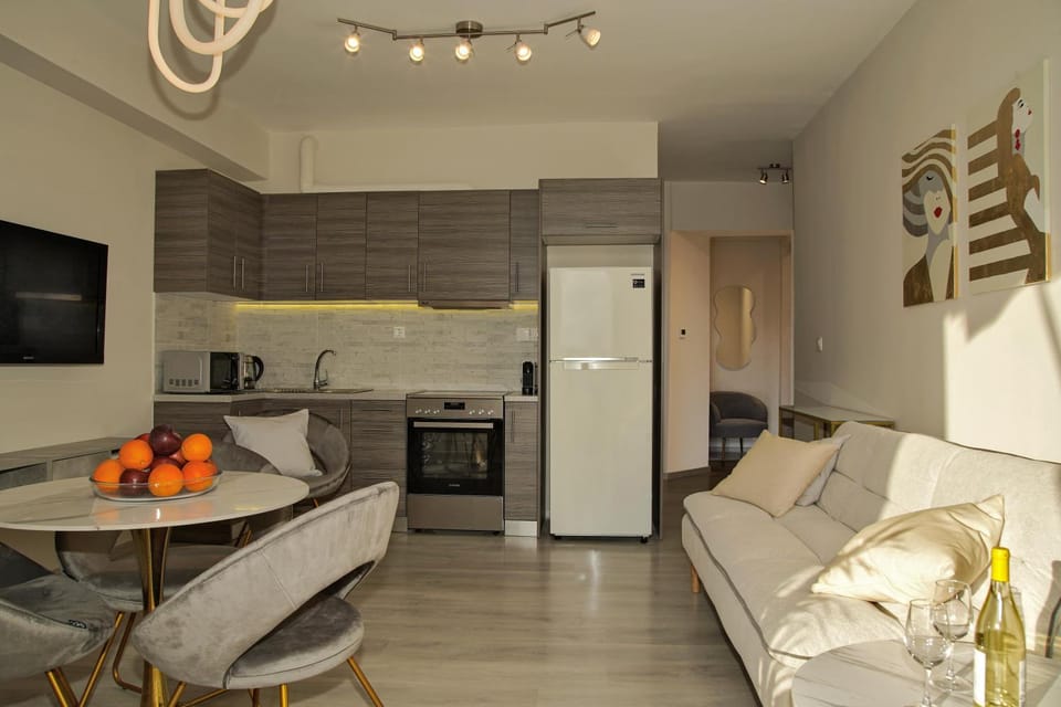 TV and multimedia, Coffee/tea facilities, Kitchen or kitchenette, Living room, Photo of the whole room, Seating area, Dining area, oven, stove, toaster