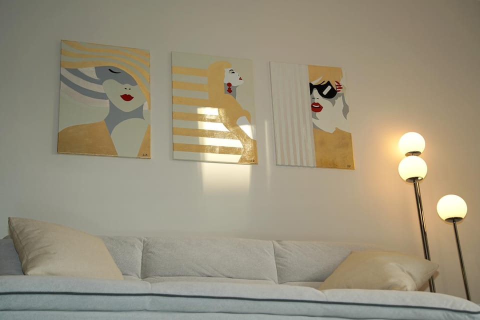 Photo of the whole room, Decorative detail