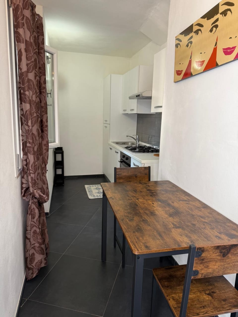 Kitchen or kitchenette, Dining area, stove