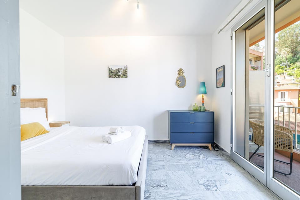 Bed, Balcony/Terrace, Photo of the whole room, Decorative detail, Bedroom