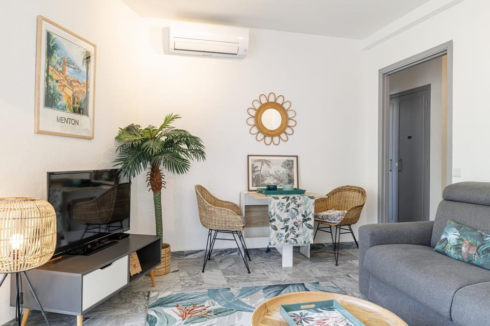 TV and multimedia, Living room, Dining area, air conditioner