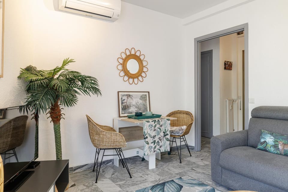 TV and multimedia, Living room, Decorative detail, Meals, air conditioner