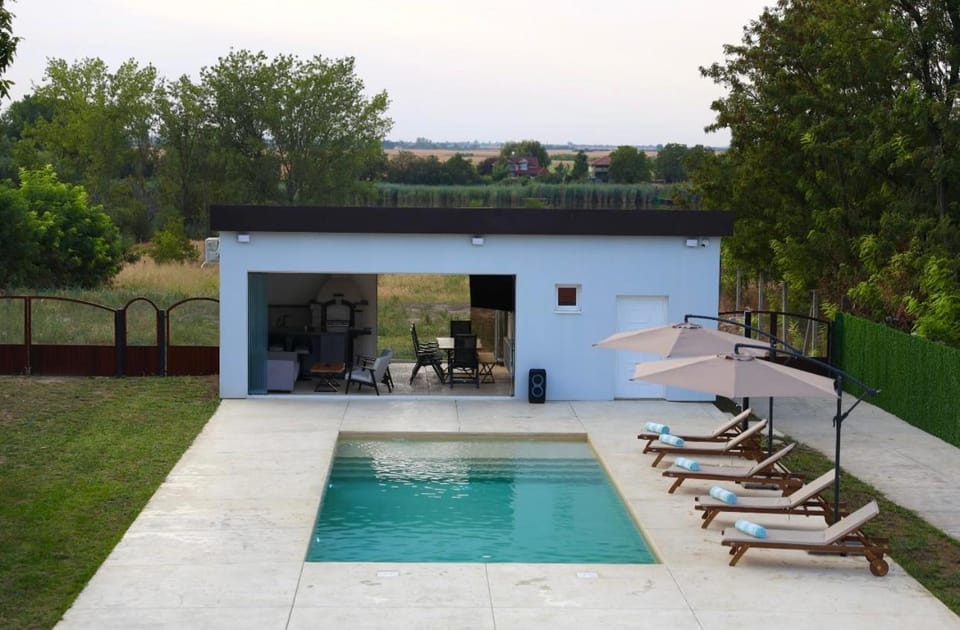 Property building, Day, Pool view, Swimming pool, Swimming pool, sunbed