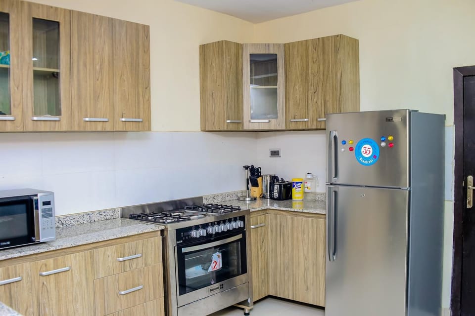 Coffee/tea facilities, oven, stove, toaster