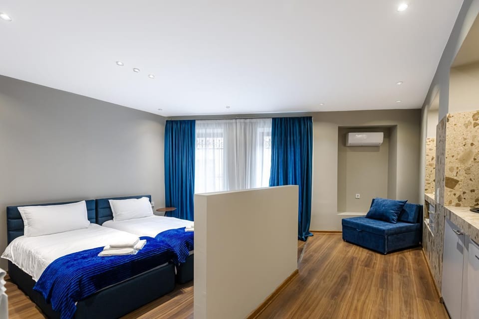 Bed, TV and multimedia, Living room, Photo of the whole room, Seating area, Bedroom