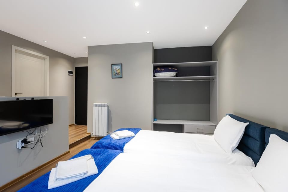 Bed, TV and multimedia, Photo of the whole room, Bedroom, air conditioner