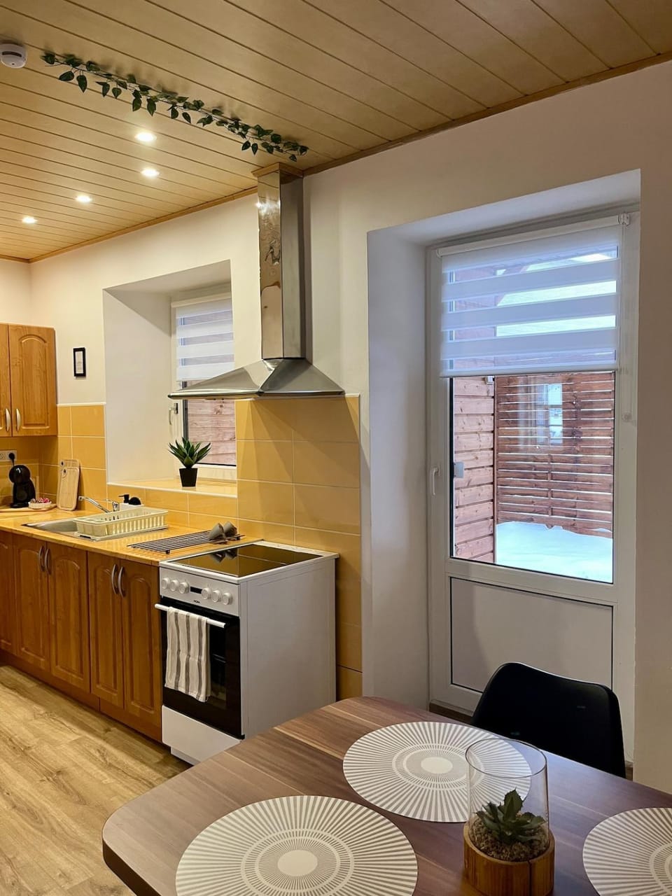 Kitchen or kitchenette, Dining area, stove