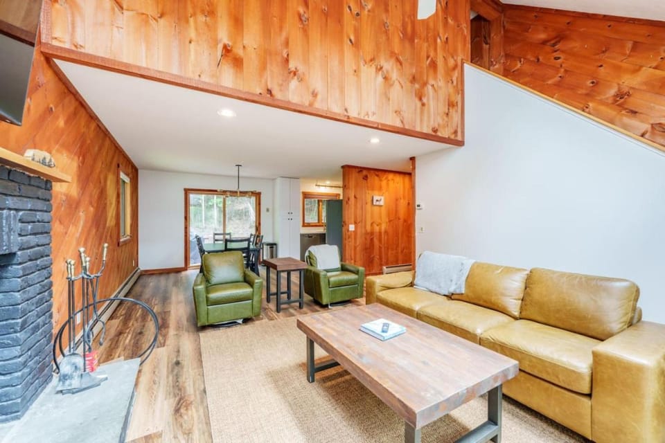 Cozy Villager Chalet w Mountain Views and Firepit Chalet in Dover