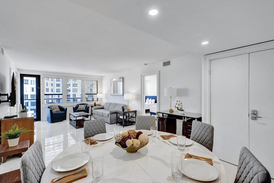 Ocean View Spacious 2 BDR Condo Beach Service 609 Apartment in Miami Beach