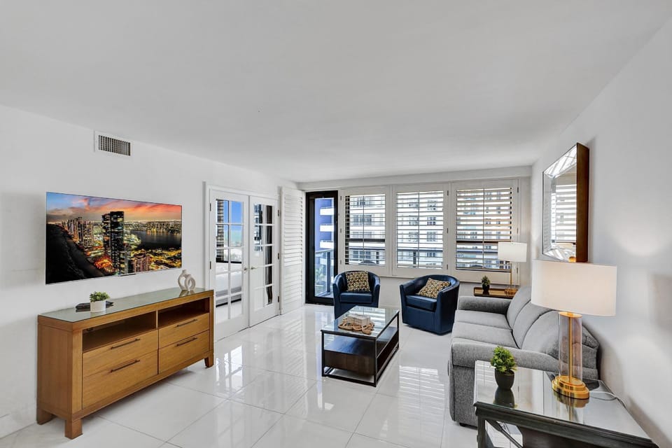 Ocean View Spacious 2 BDR Condo Beach Service 609 Apartment in Miami Beach